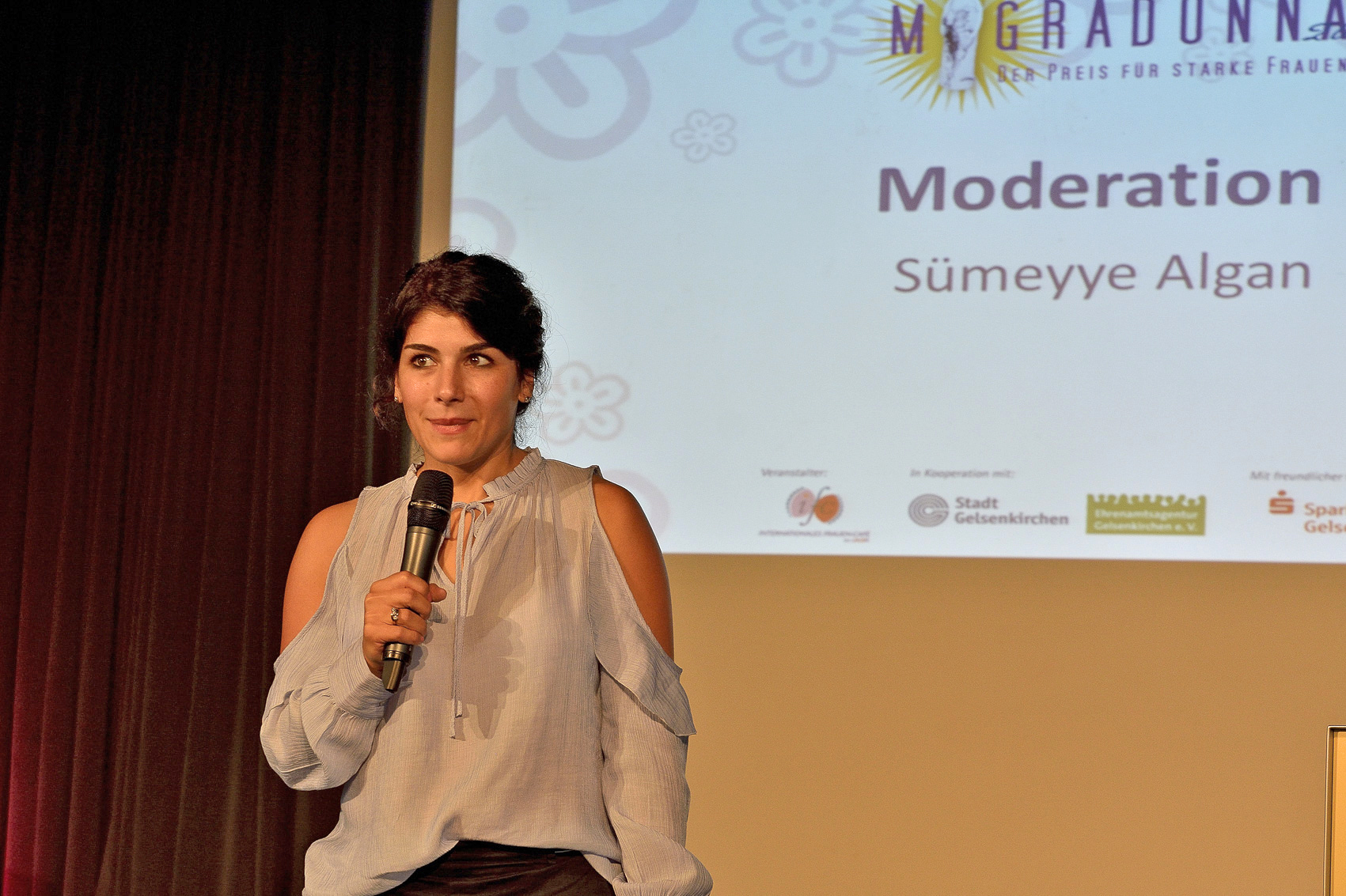 Durch das Programm führte Sümeyye Algan. Foto: Kurt Gritzan