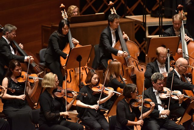 Zum Abschluss der Ruhrtriennale spielten die Bochumer Symphoniker umjubelt Beethovens "Missa Solemnis" im neuen Musikforum Ruhr. Foto: Benshausen / Ruhrtriennale.