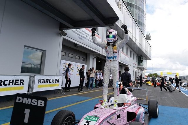 Vor Kurzem durfte Lirim Zendeli am Nürburgring seinen zweiten Laufsieg in diesem Jahr in der ADAC Formel 4 feiern, der ihm zum Sprung in der Meisterschaft zum besten Deutschen auf Rang 5 verhalf.