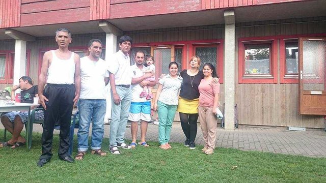 Bei einem Besuch im Flüchtlingsheim Löwental in Werden - mittendrin der Grüne Bezirksvertreter Najibulla Ahmadsadah ( 3.v.l) und Gönül Eğlence ( 2.v. r.)