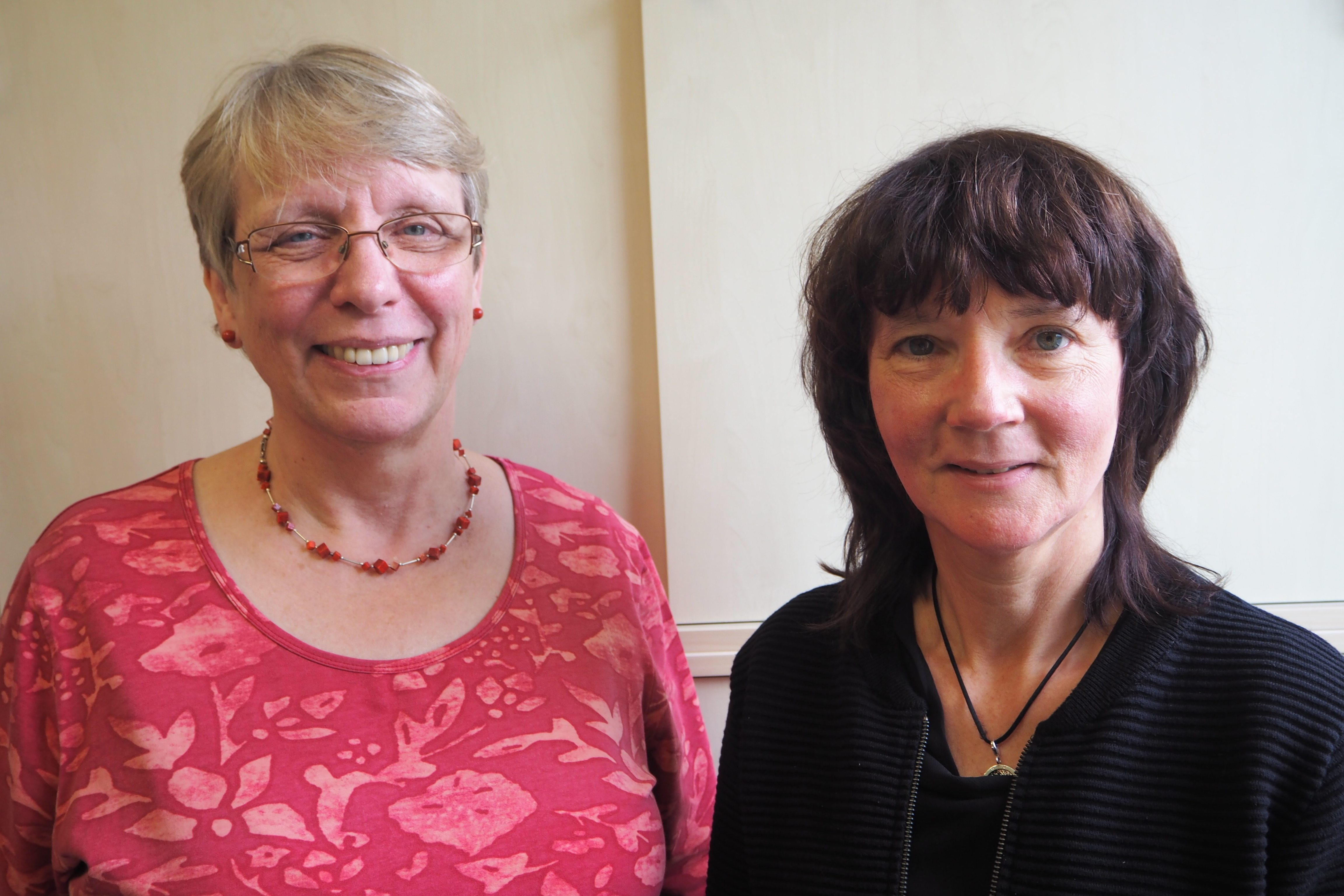 Elsbeth Peters, Schulleiterin der Herderschule (links) und Sekretärin Claudia Kalveram (rechts).
