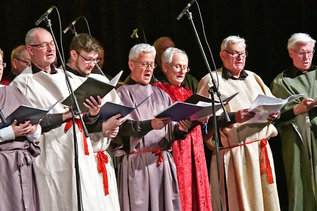 Gewandet in Mönchskutten eröffneten die Herren des Frohsinns die Jubiläumsshow zum 150-jährigen Bestehen des ältesten Heiligenhauser Vereins. Foto: Bangert