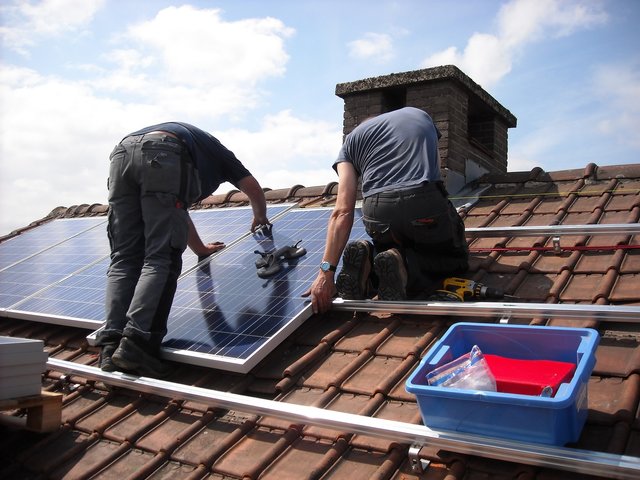 In Rentfort-Nord werden ab sofort energetische Modernisierungen gefördert - darunter auch Solaranlagen. (Symbolbild)