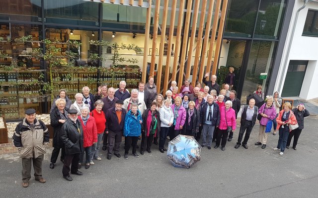 50 Seniorinnen und Senioren aus Pulheim besuchten Hamminkeln am Niederrhein und informierten sich über Apfelernte und Saftproduktion.