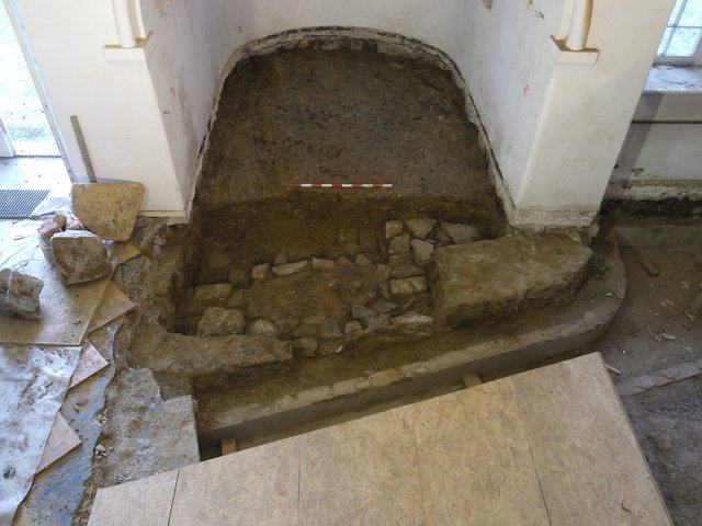 Blick in die Grafenkapelle des Klosters Wedinghausen. Im Vordergrund ist die mit einer Holzplatte abgedeckte Grafengruft zu sehen. Foto: LWL/W. Essling-Wintzer