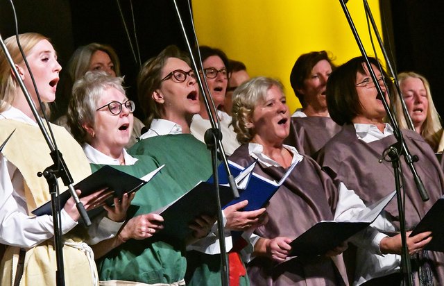 Unter dem Dach der musikalischen Holding Frohsinn singen seit einigen Jahren auch Frauen. "Das war der richtige Schritt", lobte Sylvia Tyra vom Sängerkreis Niederberg die Entscheidung. Foto: Bangert