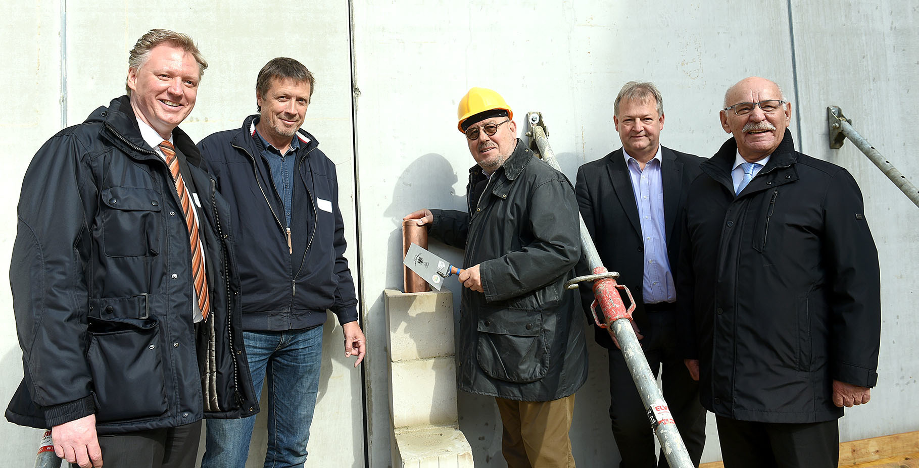 V.l.: Thomas Glup (Schirmherr der Essener Elterninitiative e.V.), Heinz W. Gunkel (ACE Architekturcontor), Peter Hennig (Vorstandsvorsitzender der Essener Elterninitiative zur Unterstützung krebskranker Kinder e.V.), Prof. Dr. Dirk Reinhardt (Universitätsklinikum Essen, Direktor der Klinik für Kinderheilkunde III), BM Rudolf Jelinek.