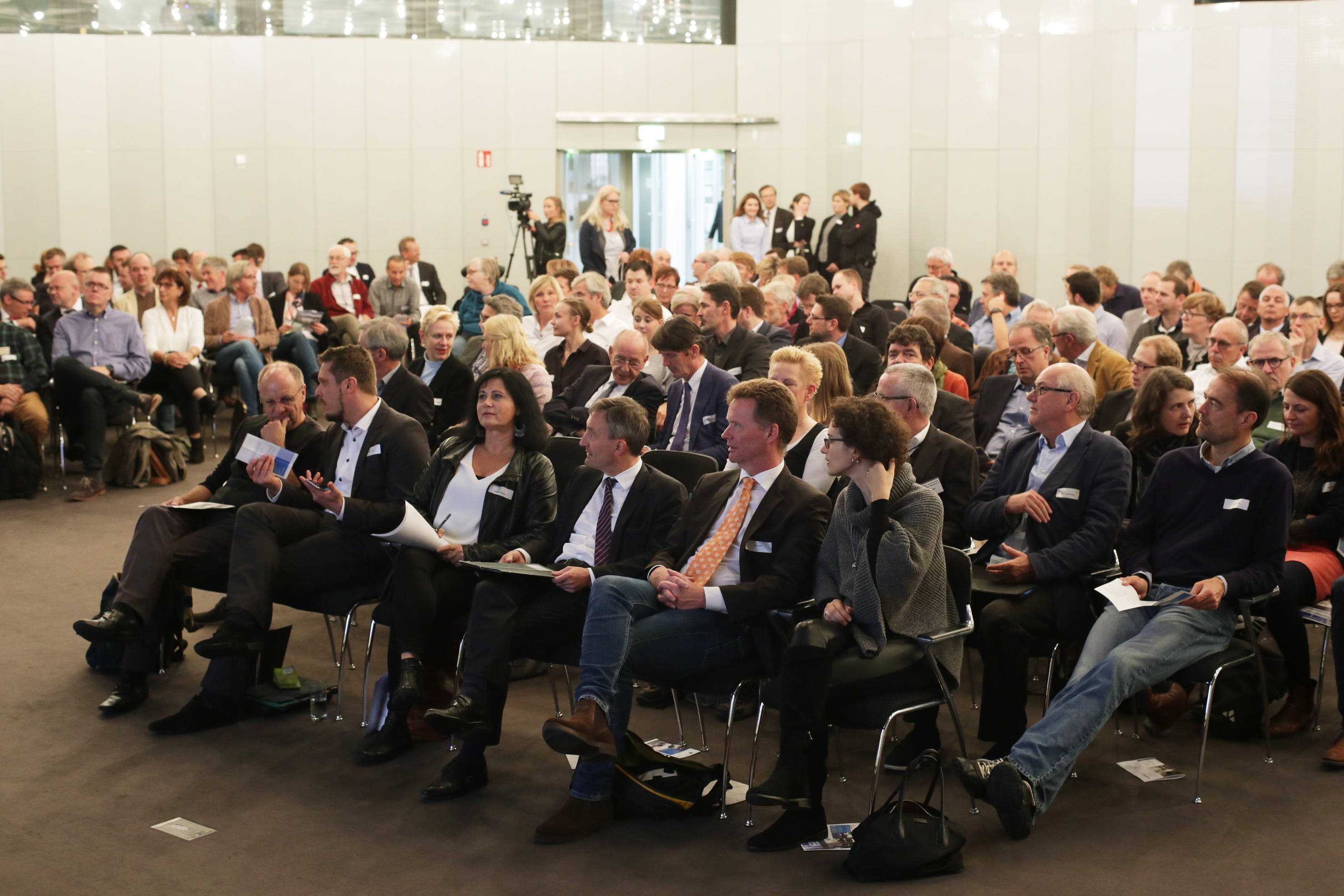 Oberbürgemeister Thomas Geisel (4.v.r.) eröffnete am Nachmittag das Verkehrsforum.