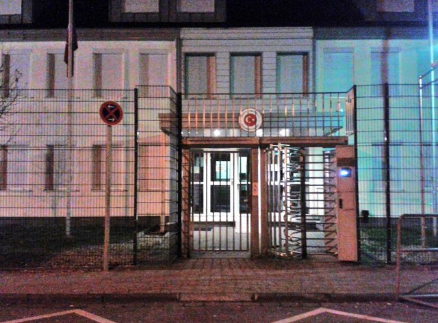 Das solide abgeschirmte türkische Generalkonsulat auf dem Gelände der früheren Gustav-Heinemann-Kaserne in Kray - Amtssitz des Generalkonsuls, Herrn Şener Cebeci.