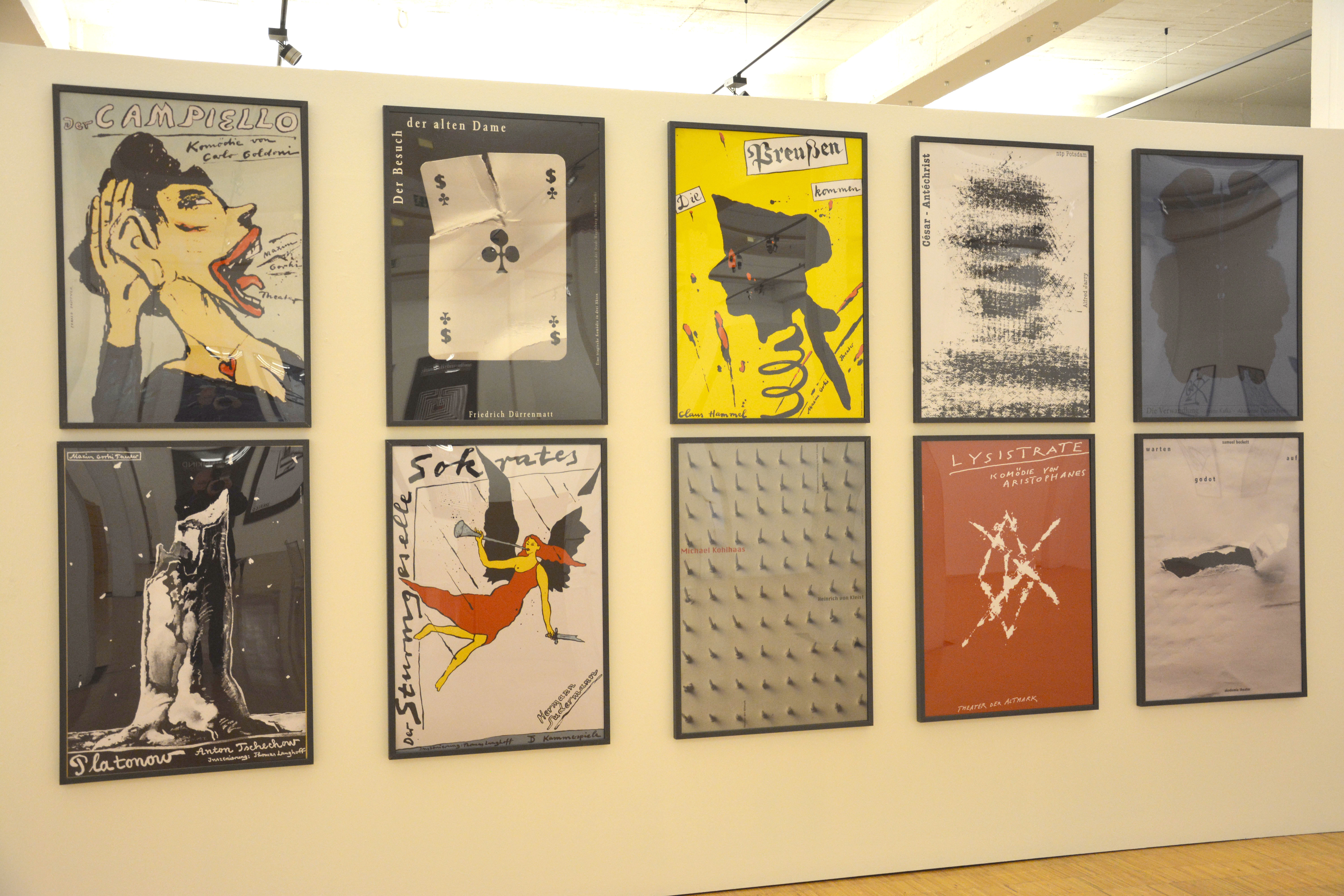 Die unterschiedlichsten Plakate hängen an den Wänden des PAN kunstforum und laden den Besucher ein, sich mit ihnen zu befassen. Fotos: Jörg Terbrüggen