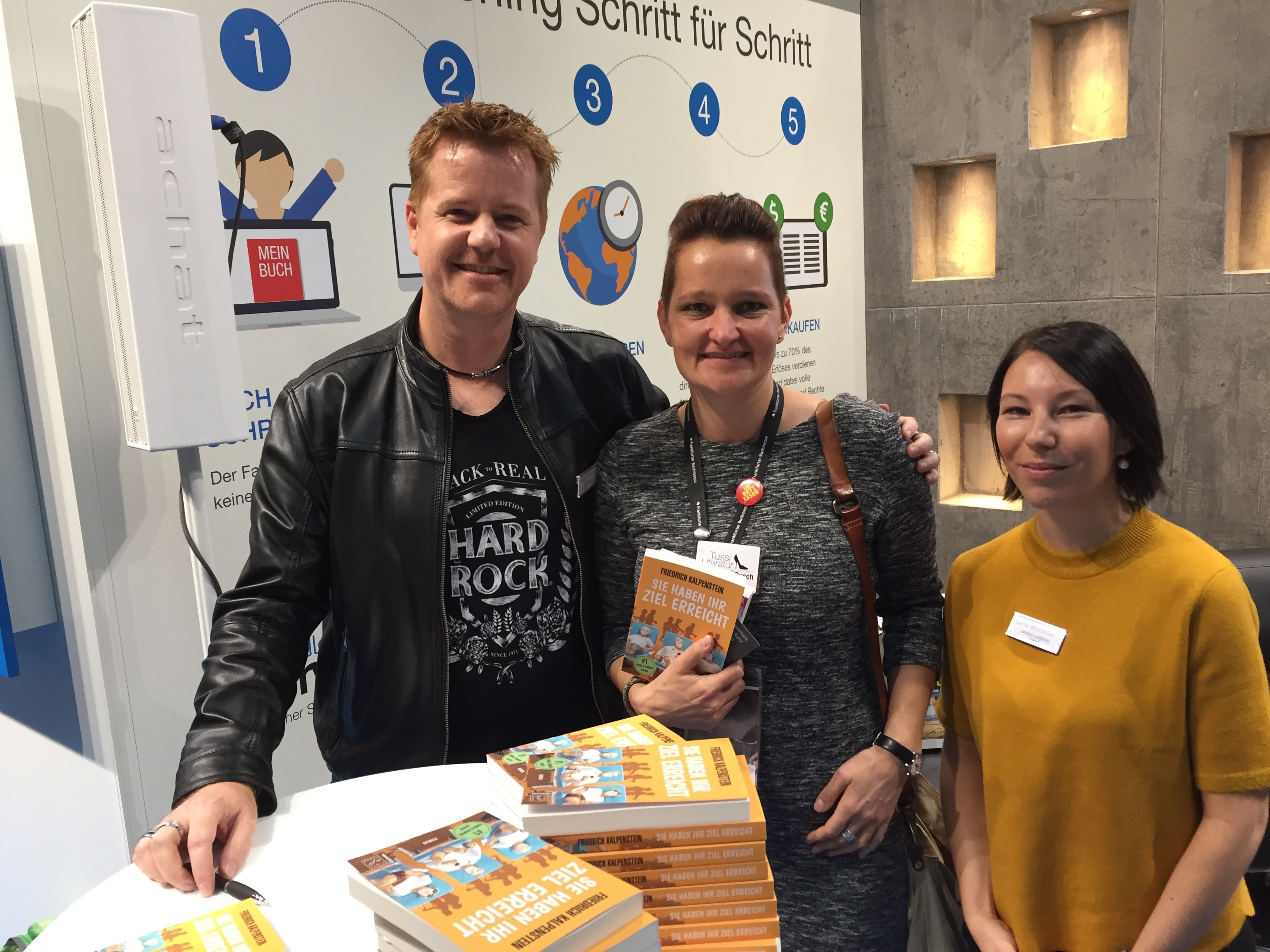 Mit Friedrich Kalpenstein bei amazon publishing. Guttrainierte Lachmuskeln werden gebraucht, wenn im Frühjahr 2018 endlich der nächste Band der Herbert-Reihe erscheint. Friedrich Kalpenstein, M.L. Busch & Lena Woitkowiak (Fiction Editor)