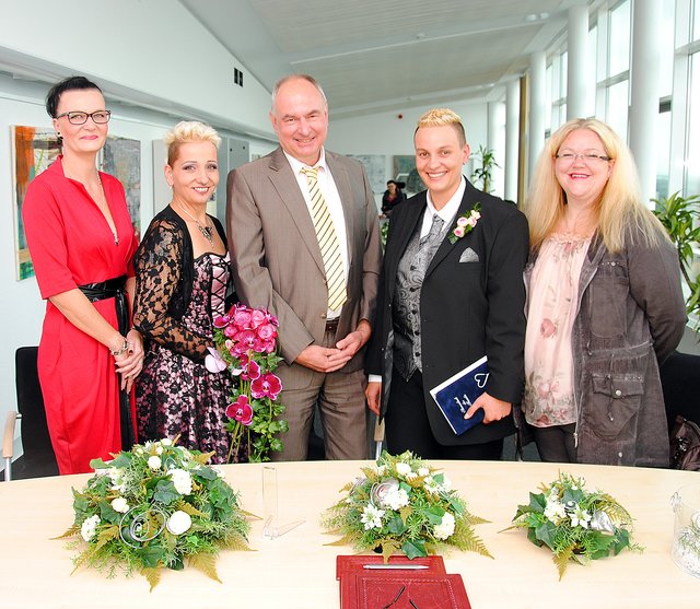 Der Standesbeamte Peter Krieger bereiteteMarina (2,v.r) und Marisa Sangiorgio (2.v.l.), hier mit ihren Trauzeugen, eine lockere und dennoch gefühlvolle Trauung.