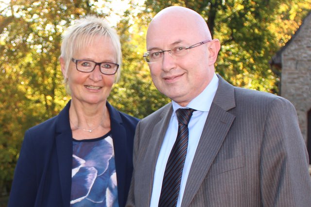 Bärbel Wiedermann  (Vors. Ärztekammer Westfalen-Lippe VB Dortmund) und Prof. Dr. med. Zaza Katsarava  (Chefarzt Neurologie und Geriatrie im Evangelischen Krankenhaus Unna)