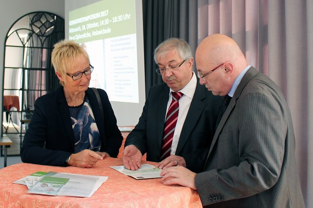 Bärbel Wiedermann  (Vors. Ärztekammer Westfalen-Lippe VB Dortmund),  Hans Zakel (Sozialplaner der Landratsstabsstelle Planung und Mobilität im  Kreis Unna) und  Prof. Dr. med. Zaza Katsarava, Chefarzt Neurologie und Geriatrie im Evangelischen Krankenhaus Unna