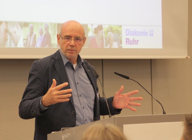 Fachbereichsleiter Reinhard Quellmann begrüßt alle Pflege-Auszubildenden der Diakonie Ruhr zum Tag der Betrieblichen Gesundheitsförderung in der Dortmunder DASA