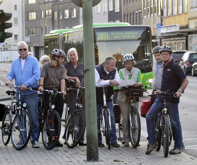 Der vom "RVR" geplante Streckenverlauf in Bottrop stößt immer noch auf viel Kritik. Bei einem Stopp an der Gladbecker Straße erläuterte die Gladbecker ADFC-Vorsitzende Dr. Vera Bücker dem CDU-MdL Hovenjürgen die geplante Streckenführung und auch die vom ADFC favorisierte Alternativ-Route.