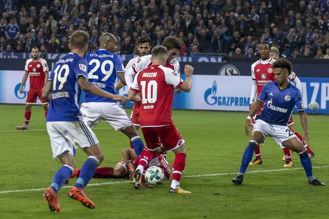 Im nächsten Moment wird Guido Burgstaller (l.) zum 2:0 einschießen, weil er nach einem Abpraller schneller als alle anderen reagiert.