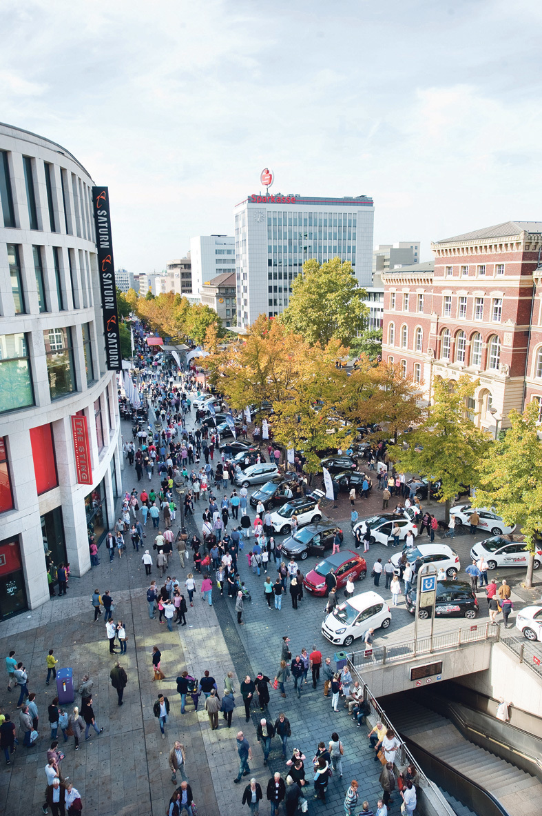 Wenn die Automesse "Duisburg in Lack & Chrom" lockt, ist die Innenstadt rappelvoll.