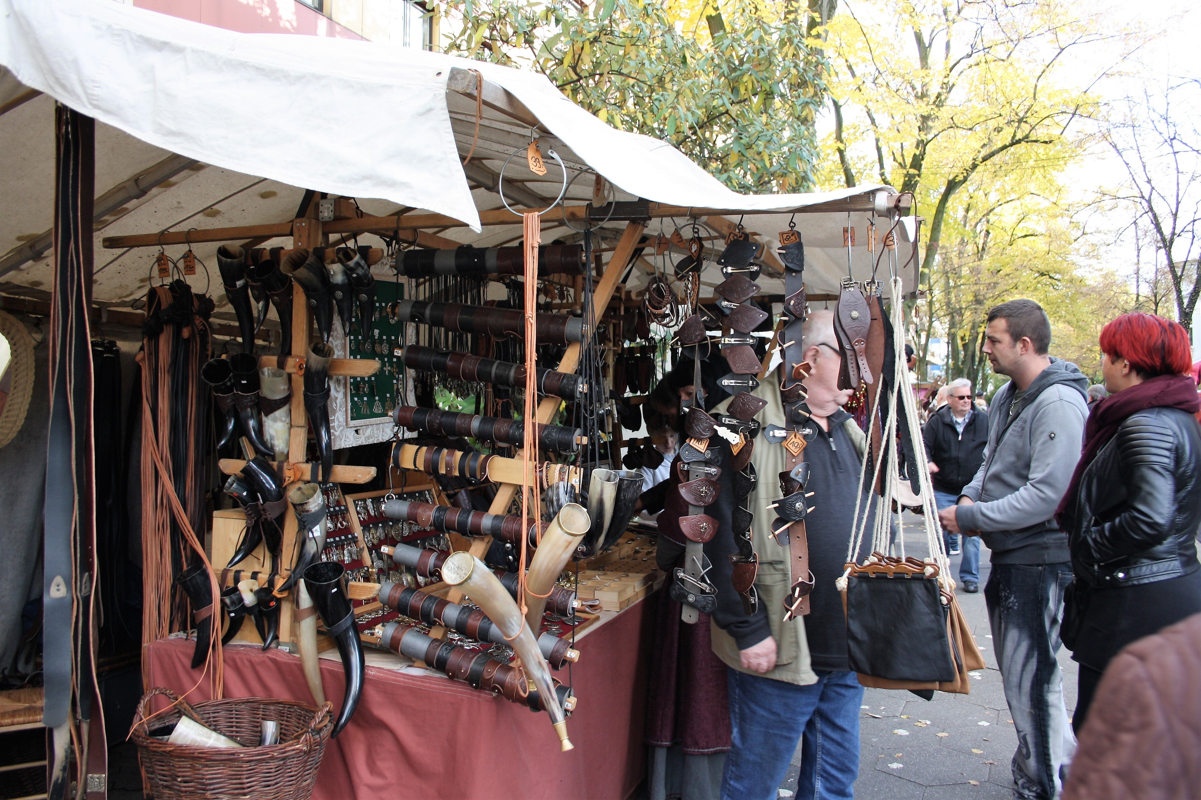 Beim Mittelaltermarkt in Neumühl gab es schon im letzten Jahr eine Menge zu sehen und zu kaufen. Die feilgebotenen Waren und Gewandungen fanden reißenden Absatz.