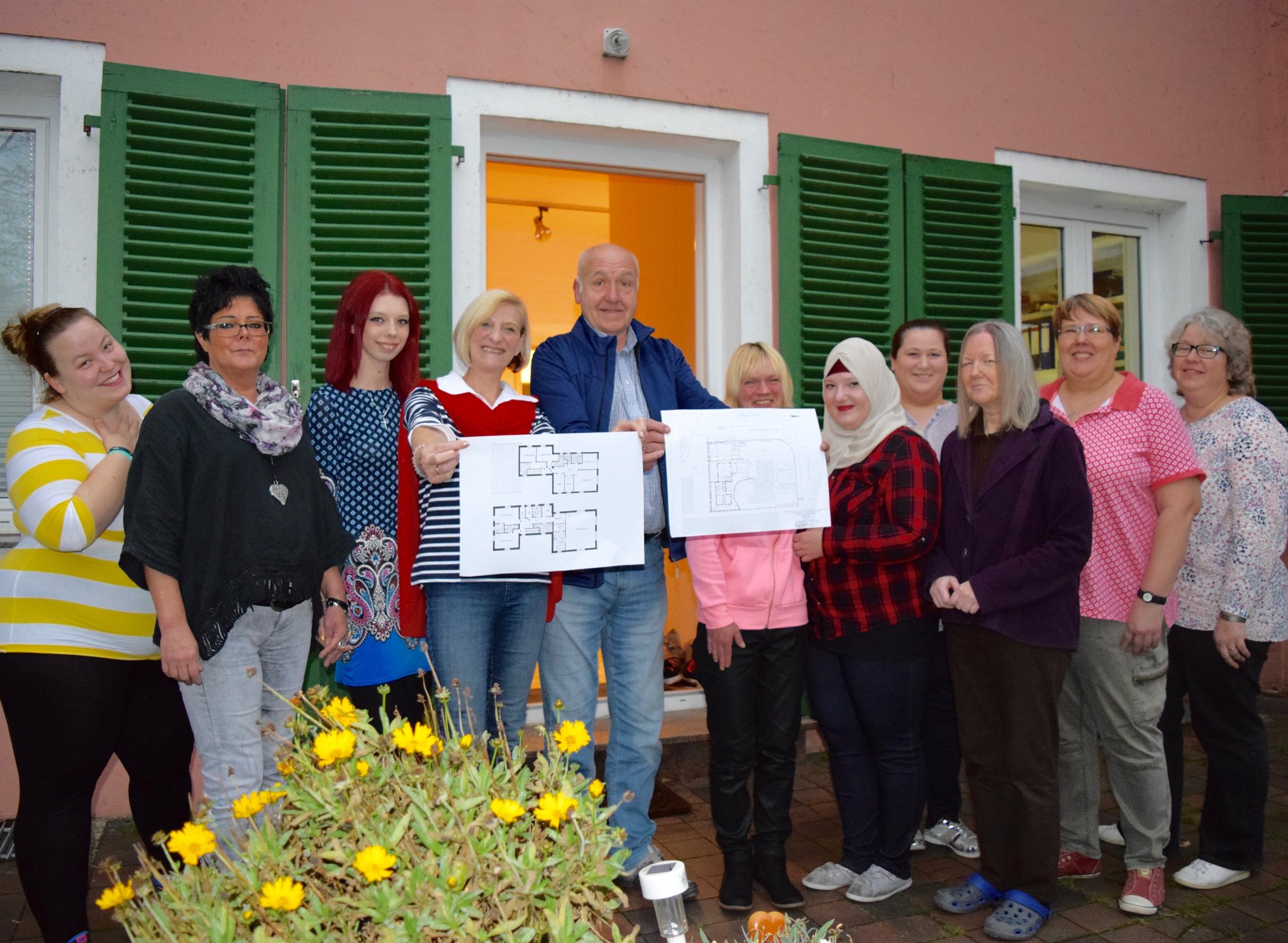 Die Bewohnerinnen und das Team der Oase. Esther (links) und Bernd Theumert präsentieren stolz die Baupläne.hochgeladen von Astrid von Lauff