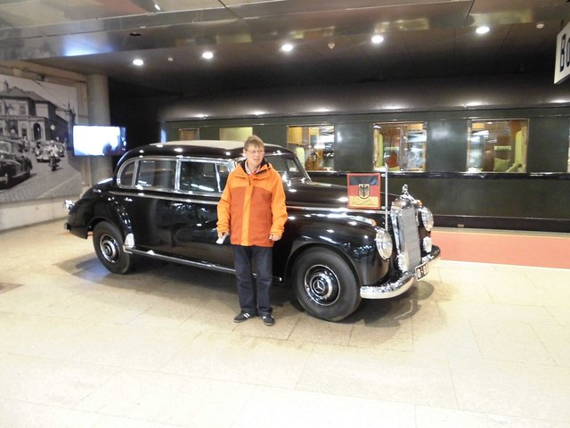 Volker Kubelke vor Adenauers Dienst-Mercedes.