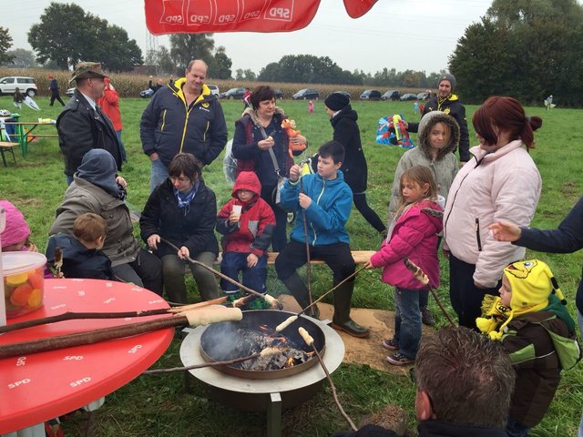 Stockbrot grillen beim Drachenfest 2016