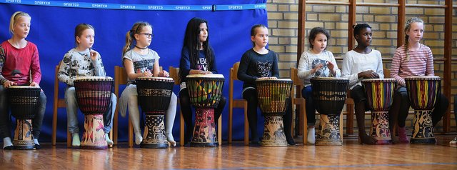 Magisch angezogen vom Trommler-Fernseh-Star sind nicht nur diese Schüler... Foto: Debus Gohl