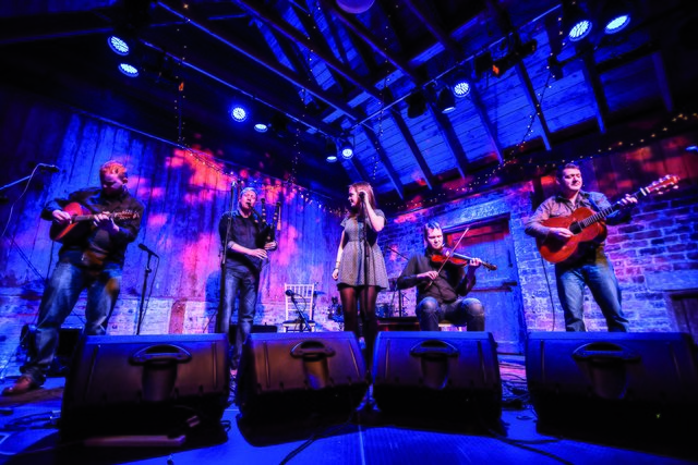 Das Quartett Dàimh gilt als die gälische Vorzeigeband überhaupt: Folk Band of the Year 2015, Best European Folk Band 2015, Gaelic Singer of the Year ...