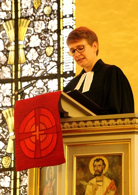 "In dem großen Diskurs über Reformation, der uns schon das ganze Jahr über begleitet, dürfen wir nicht verpassen, ernst zu machen, was Reformation ist: selbst denken, selbst hinhören und selbst handeln", so Katharina Eßer in ihrer Predigt.