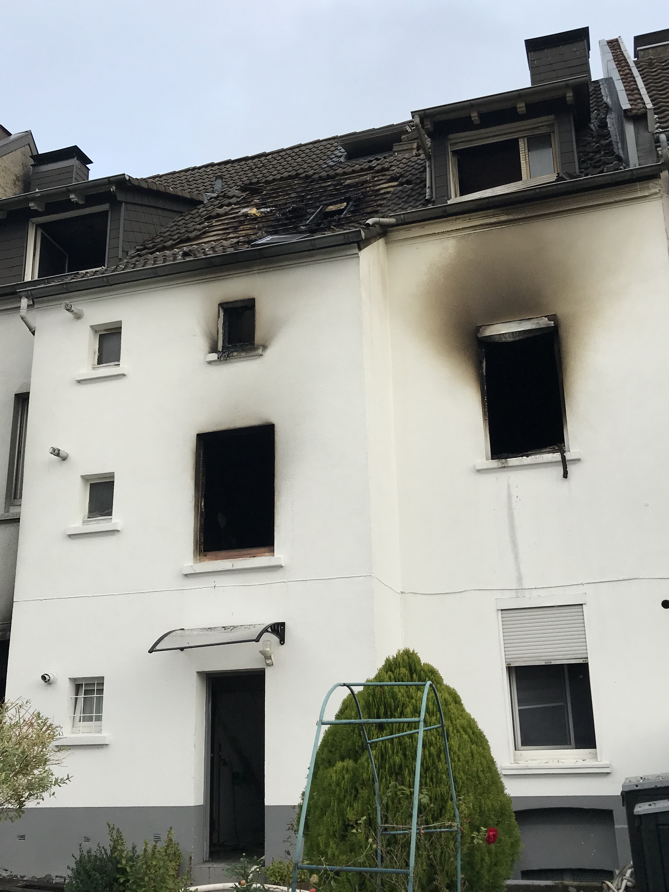 Das Haus über dem Imbiss ist völlig unbewohnbar. Elf Personen sind zum Glück unverletzt, aber nun obdachlos.
