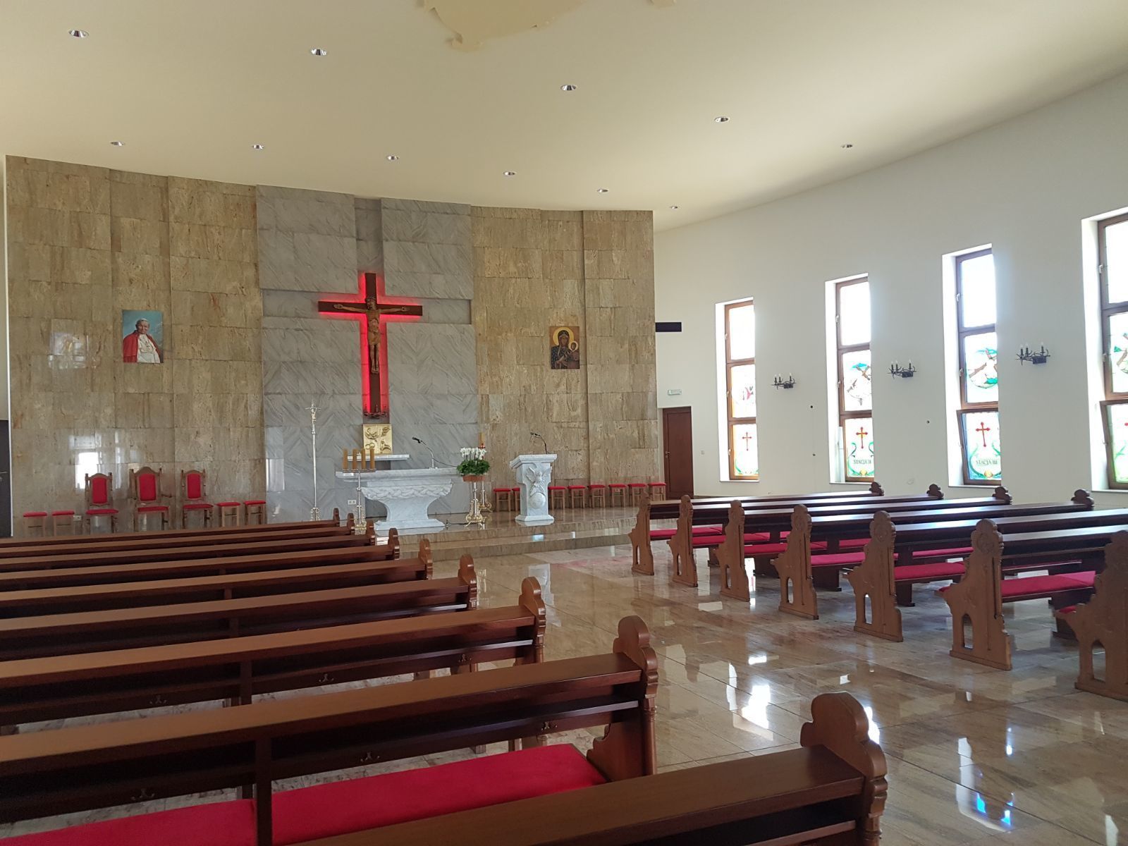 Am ehemaligen Standort einer kleinen Kapelle in Koschmiede ist eine prachtvolle Kirche entstanden, in der alle Besucher einen Sitzplatz finden.