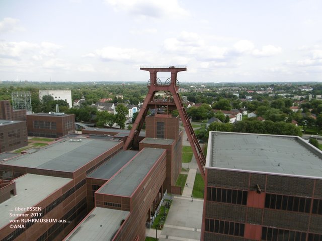 ...ein BLICK vom RuhrMuseum Essen "Roof" über einen TEIL meiner Heimat Essen ... auch sowas genieße ich mitunter in meiner Freizeit ...