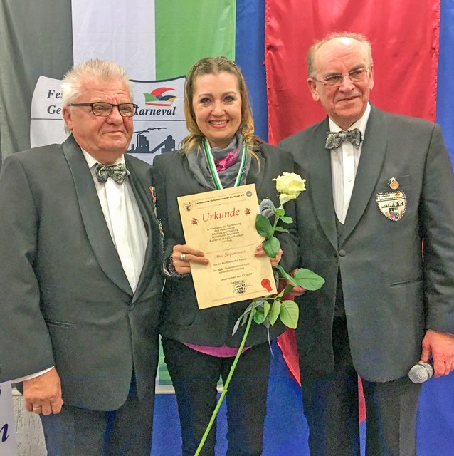 Während des Abends wurde Anja Stepanowski von der Karnevalsgesellschaft Bismarcker Funken mit dem Verdienstorden in Gold mit Brillanten des Festkomitees ausgezeichnet. Das Bild zeigt sie mit ihrem Vater Jürgen (rechts) und Gerd Schwenzfeier.