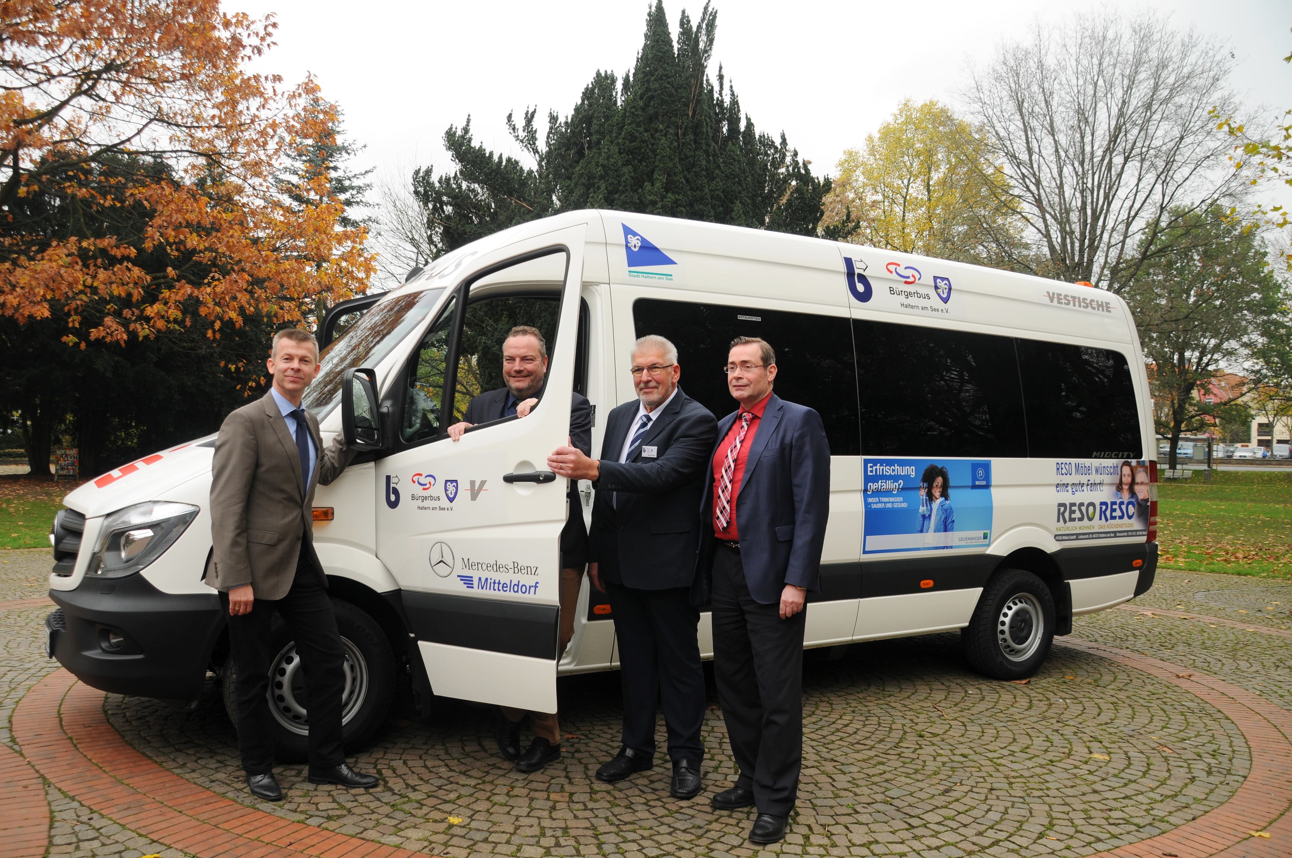 Werner Mohr vom Bürgerbusverein (3.v.l.) lädt Bürgermeister Bodo Klimpel sowie Vertreter der Stadt, der Vestischen und Werbepartner zur Probefahrt ein.