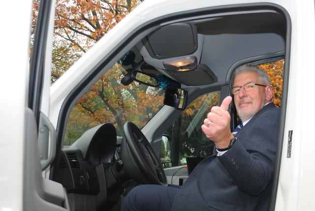 Auf zur ersten Fahrt. Werner Mohr, 1. Vorsitzender des Bürgerbusvereins, lädt Vertreter der Stadt zur Probefahrt ein.