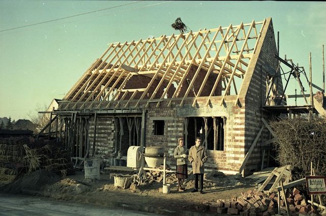 Wer ein Haus baut, musste früher wie heute auf vieles verzichten und erhebliche finanzielle und körperliche Anstrengungen meistern, wie dieses Paar in Iserlohn 1960.