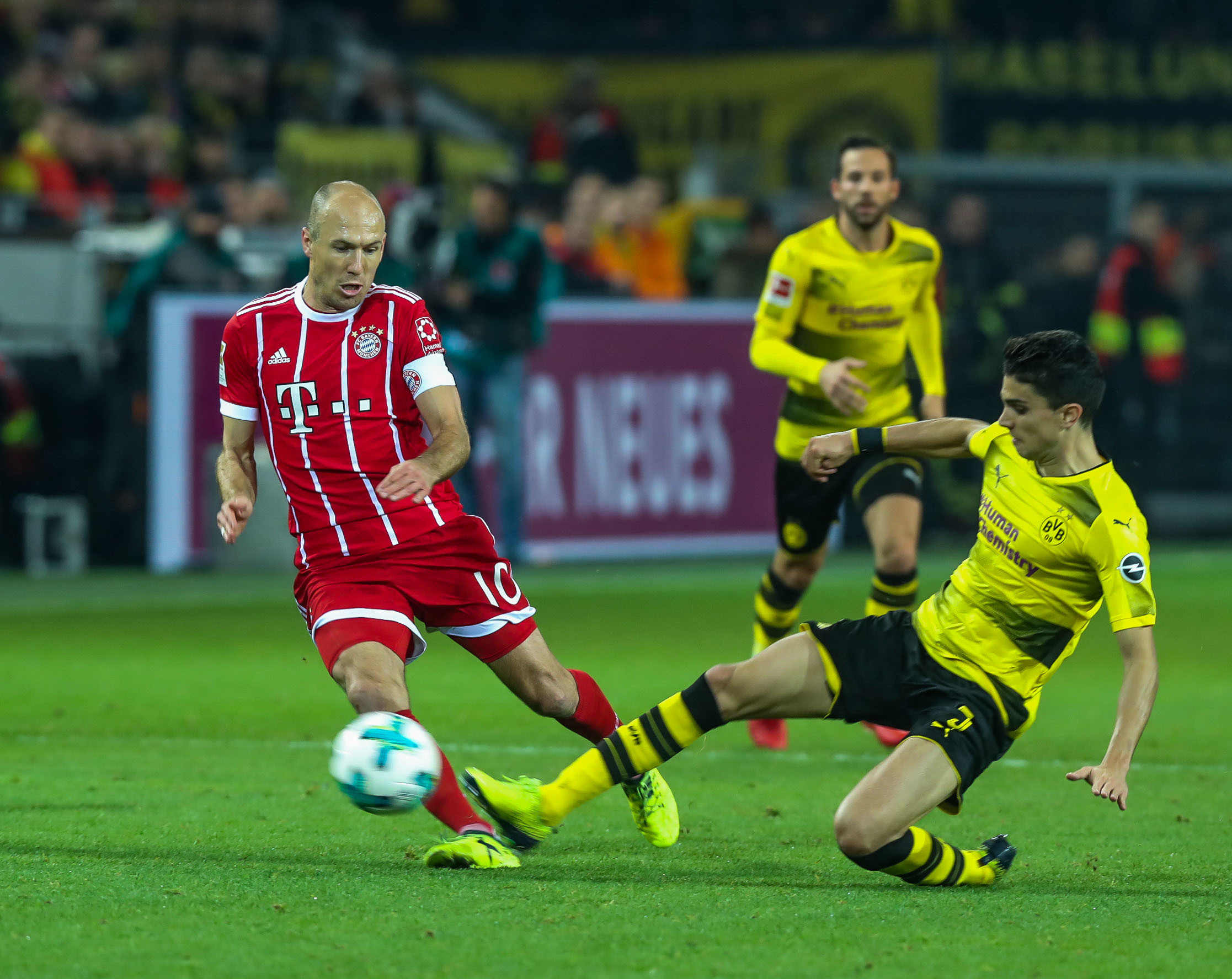 Der BVB-Schreck in Person, Arjen Robben (l.), brachte den FC Bayern München mit 1:0 in Front. Marc Bartra schoss erst kurz vor Schluss den 1:3-Anschlusstreffer.