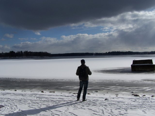 Der Autor am winterlichen Ufer des Pyhäjärvi in Tampere