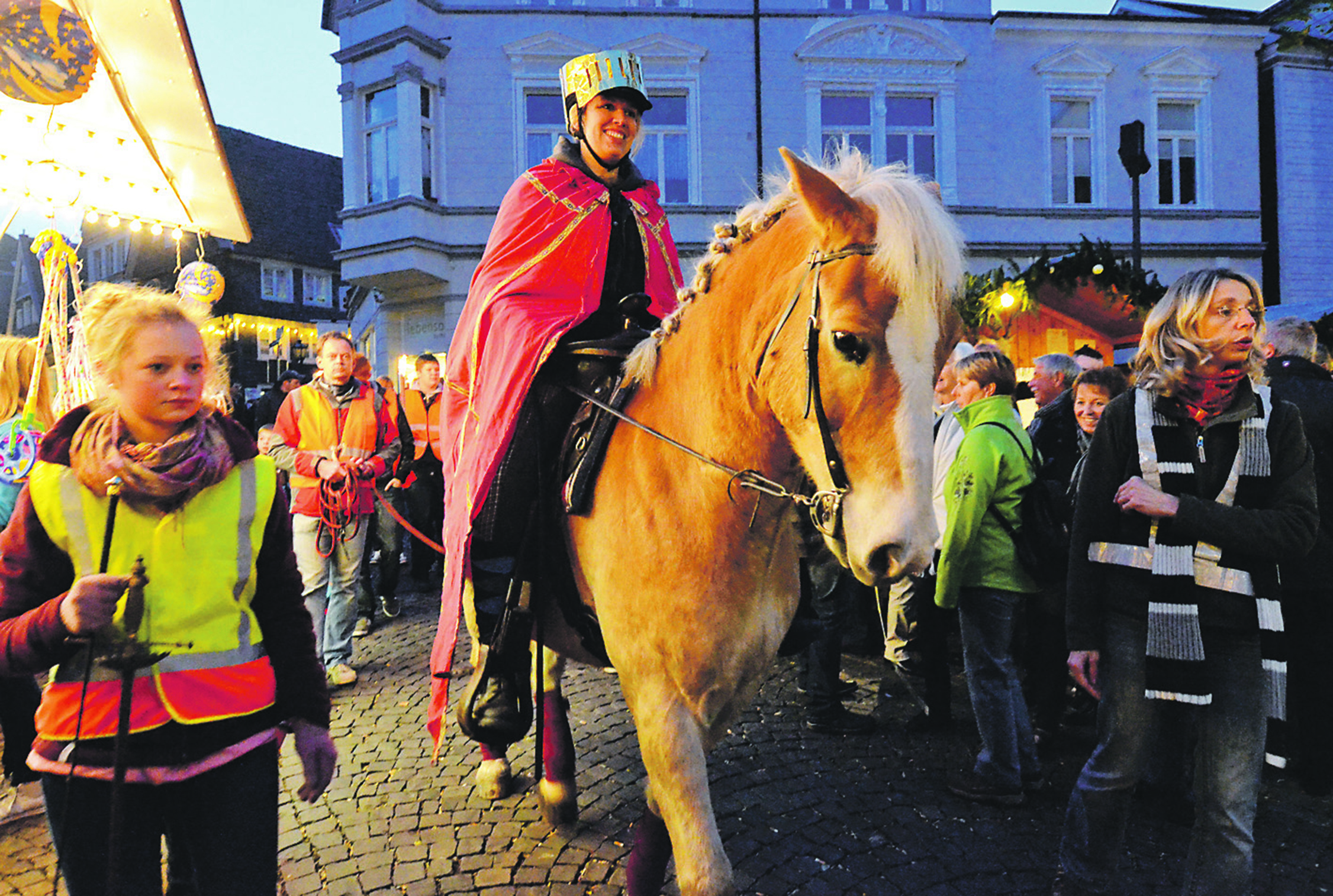 Einige Laternenumzüge werden wieder von einem St. Martin auf dem Pferd begleitet.