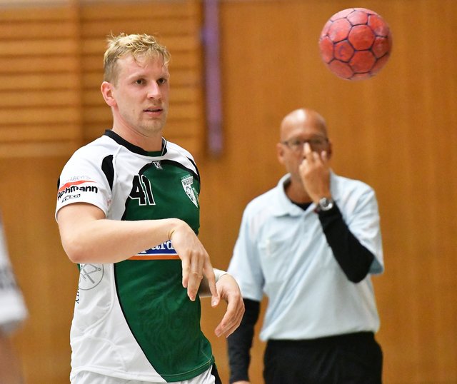 Der Schiedsrichter schaut genau hin, ob Bastian Hebmüller auch alles richtig macht.
Foto: Bangert