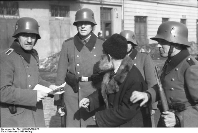 Ordnungspolizei führt eine Razzia in Krakau durch | Foto: Bundesarchiv