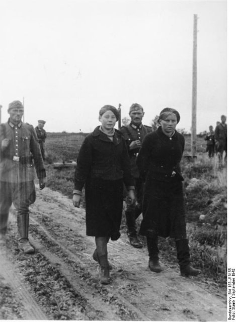 Ordnungspolizisten führen verhaftete sowjetische Zivilistinnen ab, Aufnahme von September 1942 aus dem Bundesarchiv