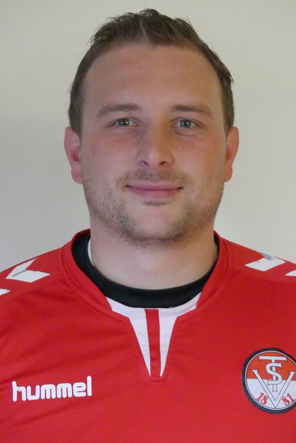 Sven Wienecke, Trainer der 1. Mannschaft von TuS Essen - West 1881, (Photo privat), 30 Jahre alt, seit der Saison 2017/18 Trainer der 1. Mannschaft, vorher Spielertrainer bei ESC Rellinghausen, verheiratet, 1 Sohn, Hobbies: Familie, Tennis, Freunde treffen, Ergebnisvorhersage zum Spiel in ASV Wuppertal: 2:0 für „81“