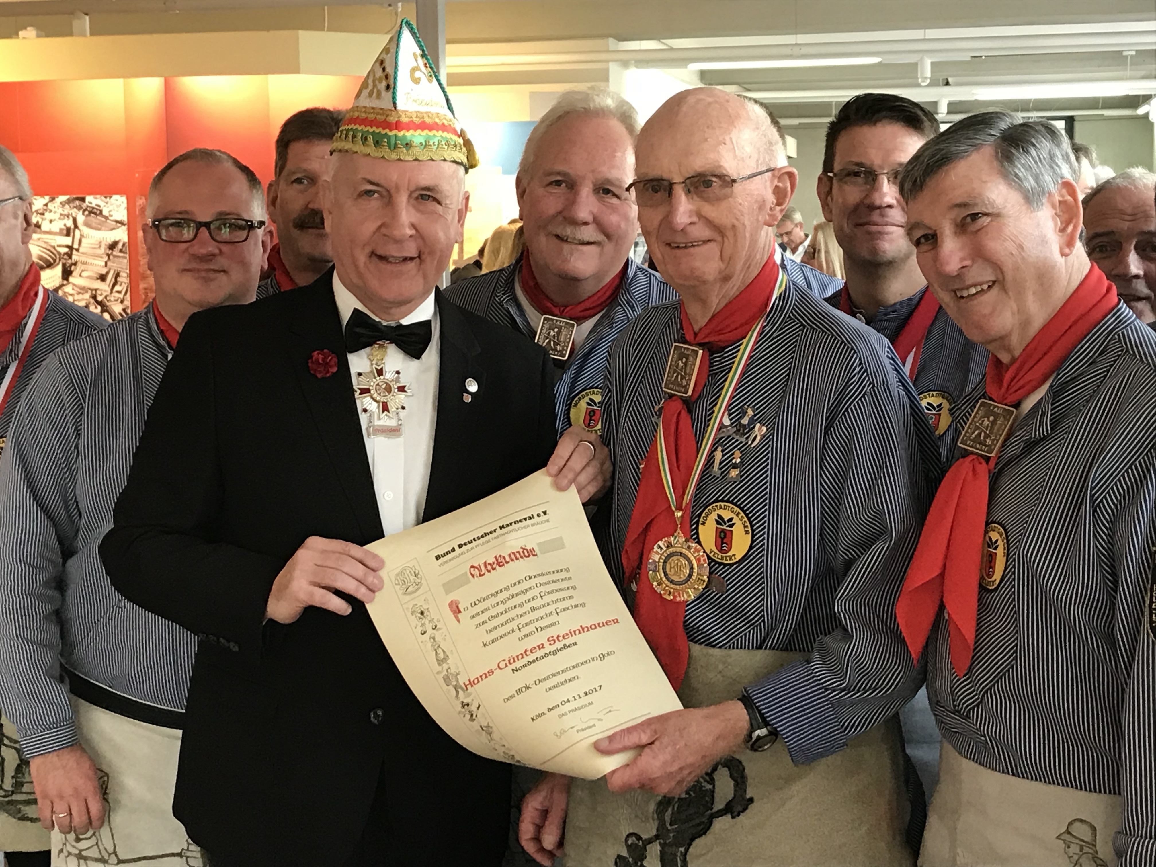 Kurt Weisdörfer, Präsident des RBM, verließ dem Nordstadtgießer Hans-Günter Steinhauer (beide Bildmitte), den Verdienstorden in Gold des Bundes Deutscher Karneval.