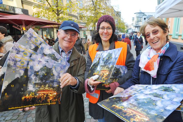 Lions AdventskalenderRalf G. Kraemer (pressesprecher Lions Hilden), Bea Reinecke - Denker (Organisatorin Bchermarkt), Jutta Kraemer