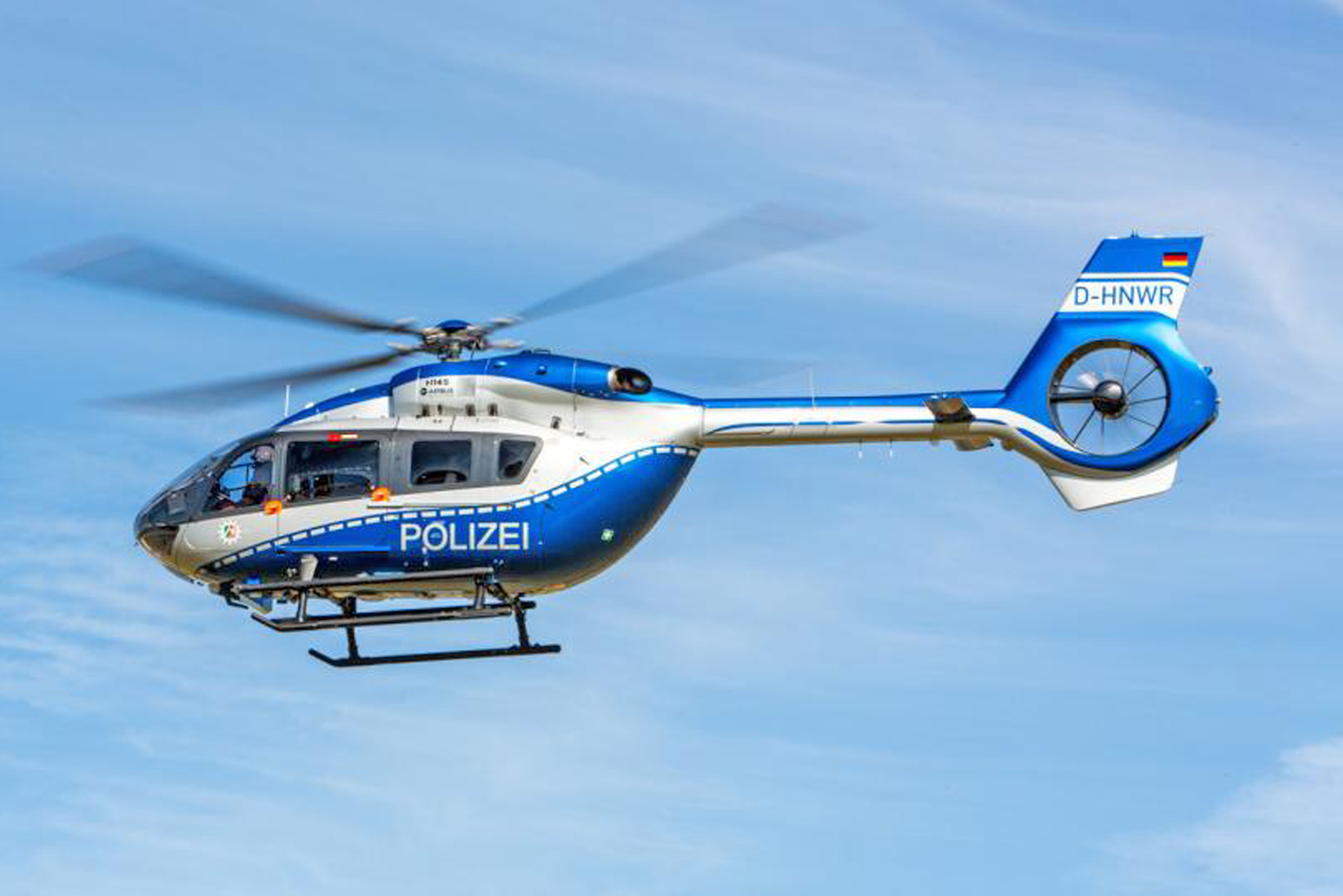 Auch der eingesetzte Hubschrauber konnte den Wagen nicht mehr finden. Die Streifenwagenbesatzung hatte die Verfolgung abbrechen müssen, weil es für Passanten zu gefährlich geworden wäre.