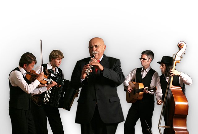 Das Ensemble Gitanes Blondes begleitet den Klezmer-Klarinettisten.