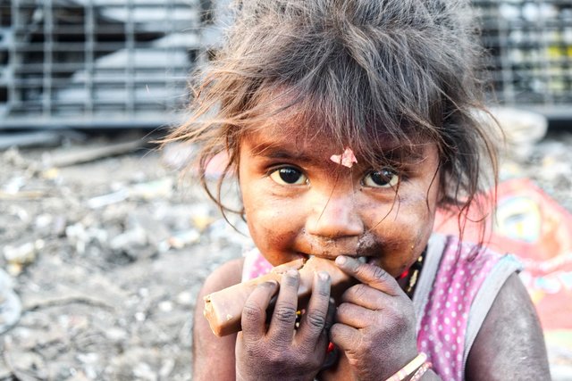 Mit Mitleid erregenden Kinderfotos bitten nicht nur seriöse Hilfsorganisationen um Spenden, sondern auch viele Betrüger. Sie appellieren dabei an das gute Herz der Spender und behalten das gesammelte Geld für sich. Oft kopieren sie einfach Fotos aus dem Internet für diese Zwecke, die mit ihrer angeblichen Arbeit nichts zu tun haben. (Symbolbild)