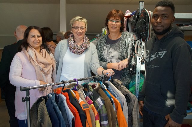 Die Flüchtlinge Cahadia Ahmed (l.) und Sylla Moussa (r.) helfen den Ehrenamtlichen regelmäßig und unterstützten die Umbaumaßnahmen tatkräftig. Mit auf dem Foto: die engagierten Helferinnen Michaela Weltgen (2.v.l.) und Natascha Jonkmanns (3.v.l.).