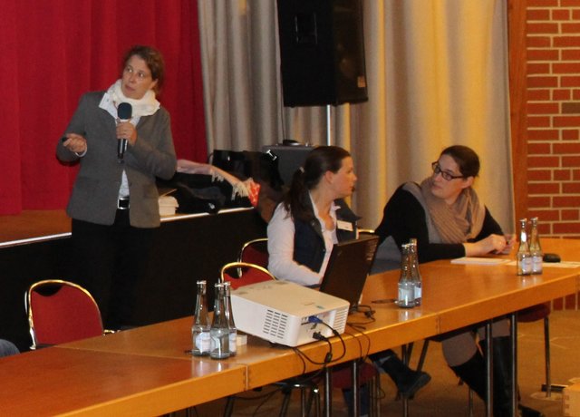 Isabelle de Medici (links) stellte den Vorentwurf vor. Wilma Steinmann (mitte) und Ingrid Mügge haben die späteren Gesprächsrunden begleitet.